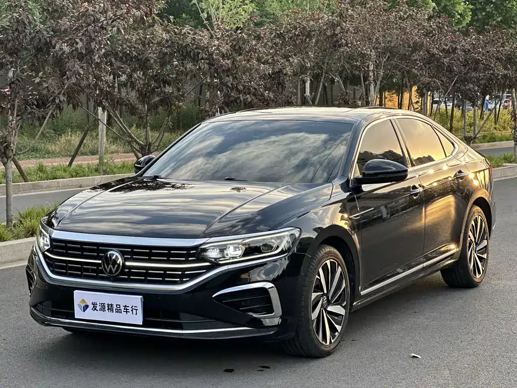 Volkswagen Passat 2023 — фото 1