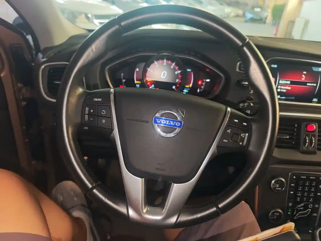 Volvo V40 2015 — фото 11