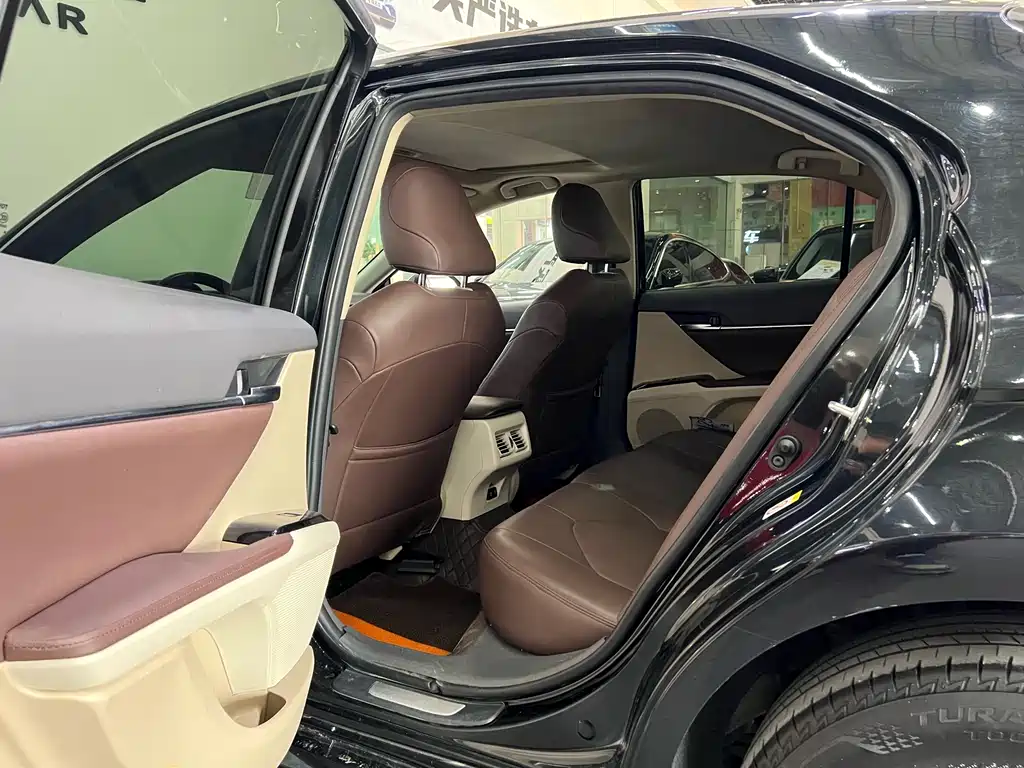 Toyota Camry 2018 — фото 16