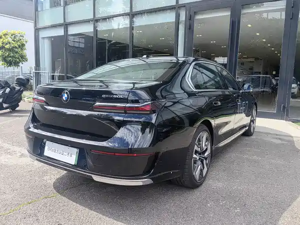 BMW i7 2025