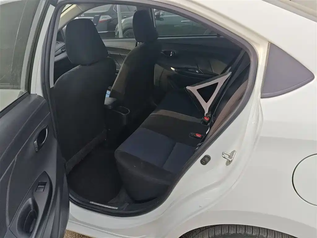Toyota Yaris L 2018 — фото 13