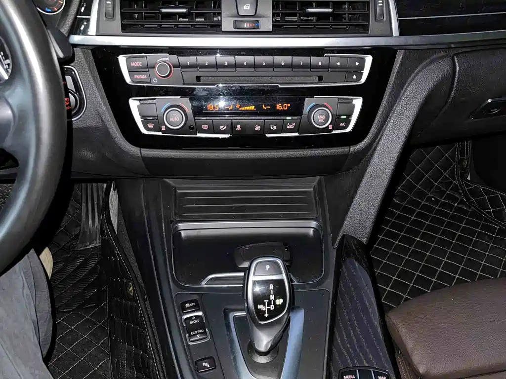 BMW 3 Series 2018 — фото 12