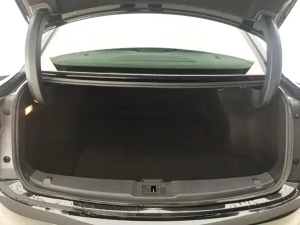 Hongqi E-QM5 2025