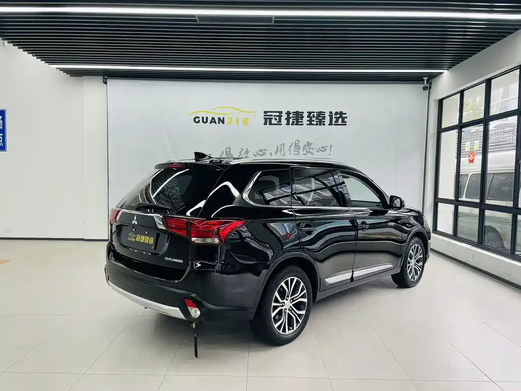 Mitsubishi Outlander 2018 — фото 17