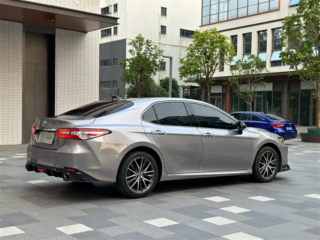 Toyota Camry 2023 — фото 16