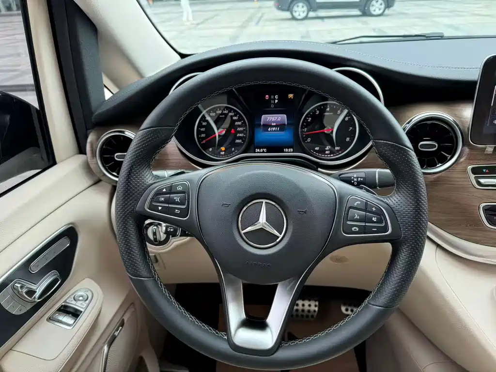 Mercedes-Benz V-Class 2022 — фото 13