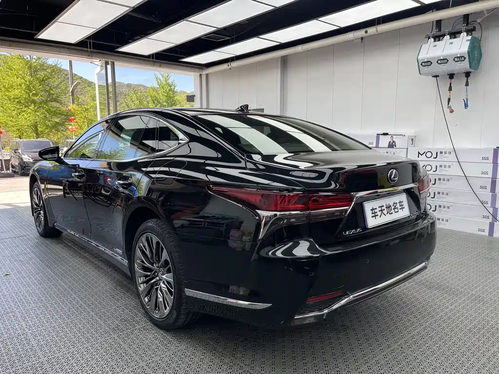 Lexus LS 2018 — фото 11