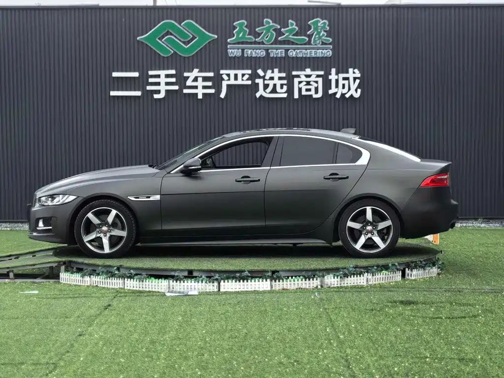 Jaguar XE 2017 — фото 23