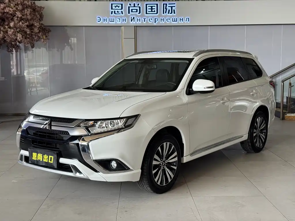 Mitsubishi Outlander 2022 — фото 1