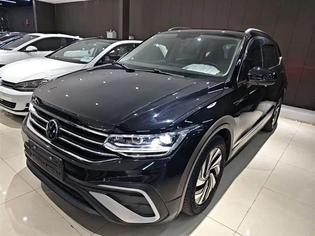 Volkswagen Tiguan L 2022 — фото 1