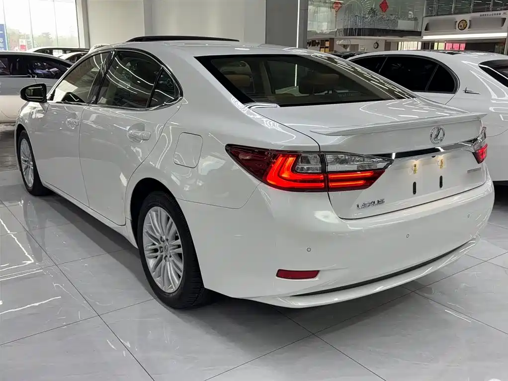 Lexus ES 2017 — фото 15