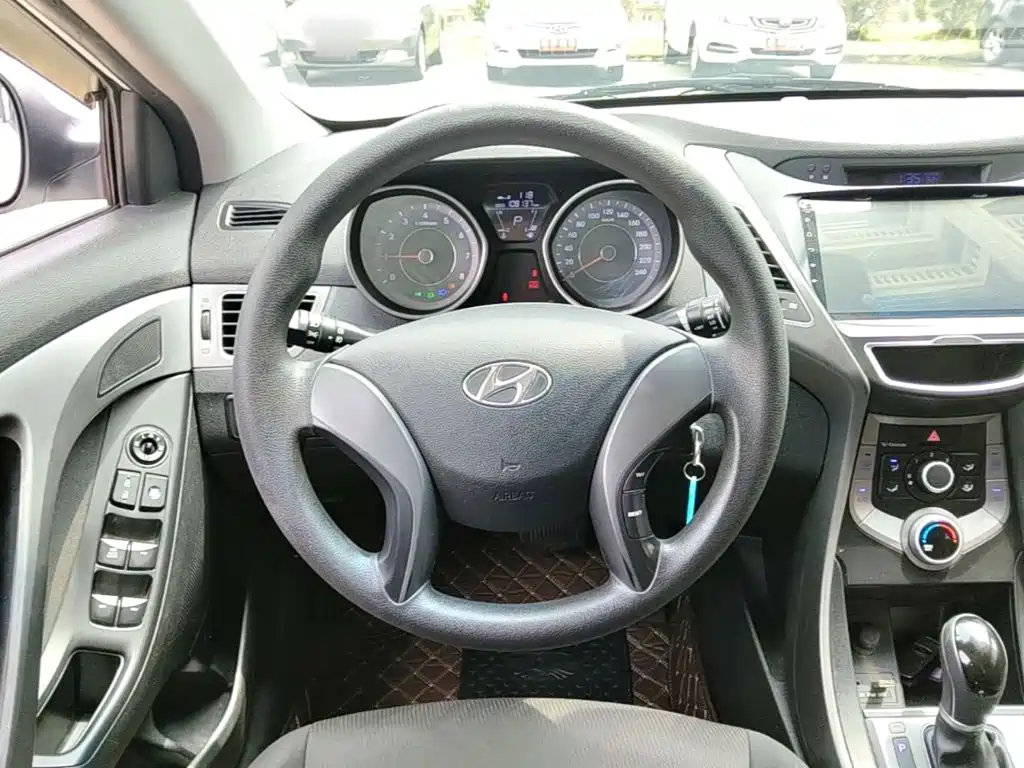 Hyundai Elantra 2017 — фото 11