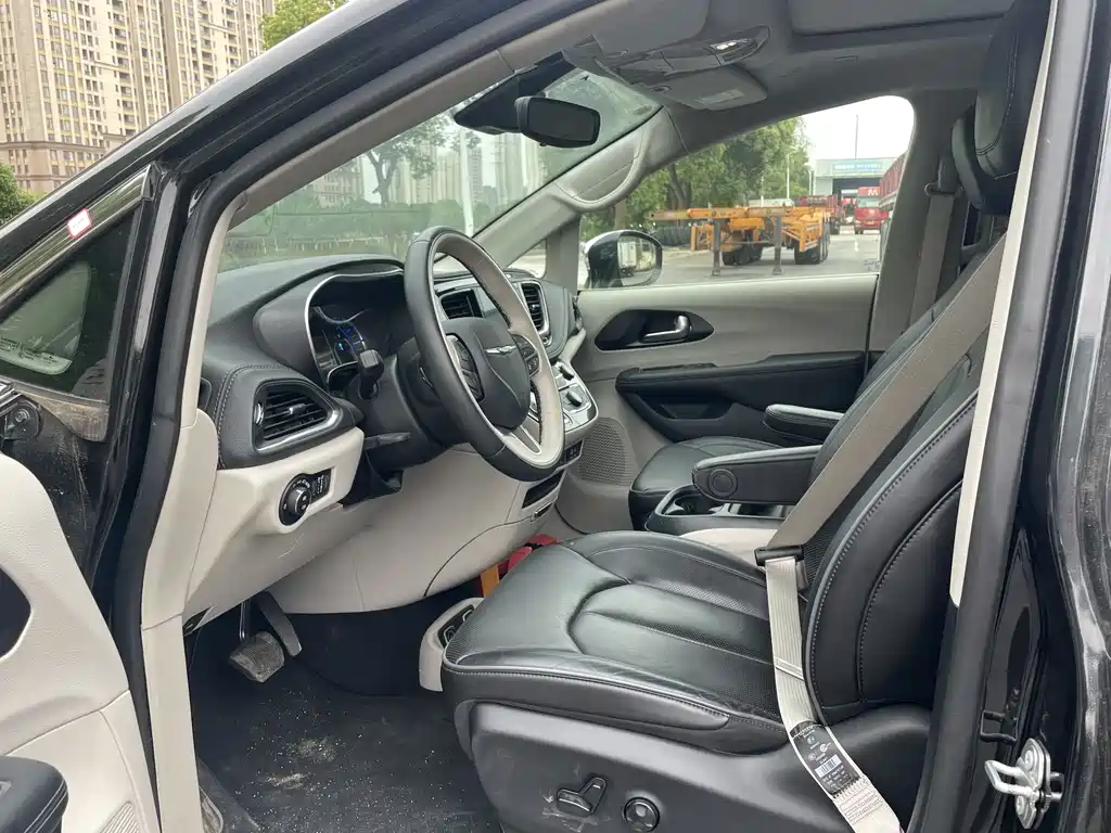 Chrysler Grand Voyager PHEV 2025 — фото 8