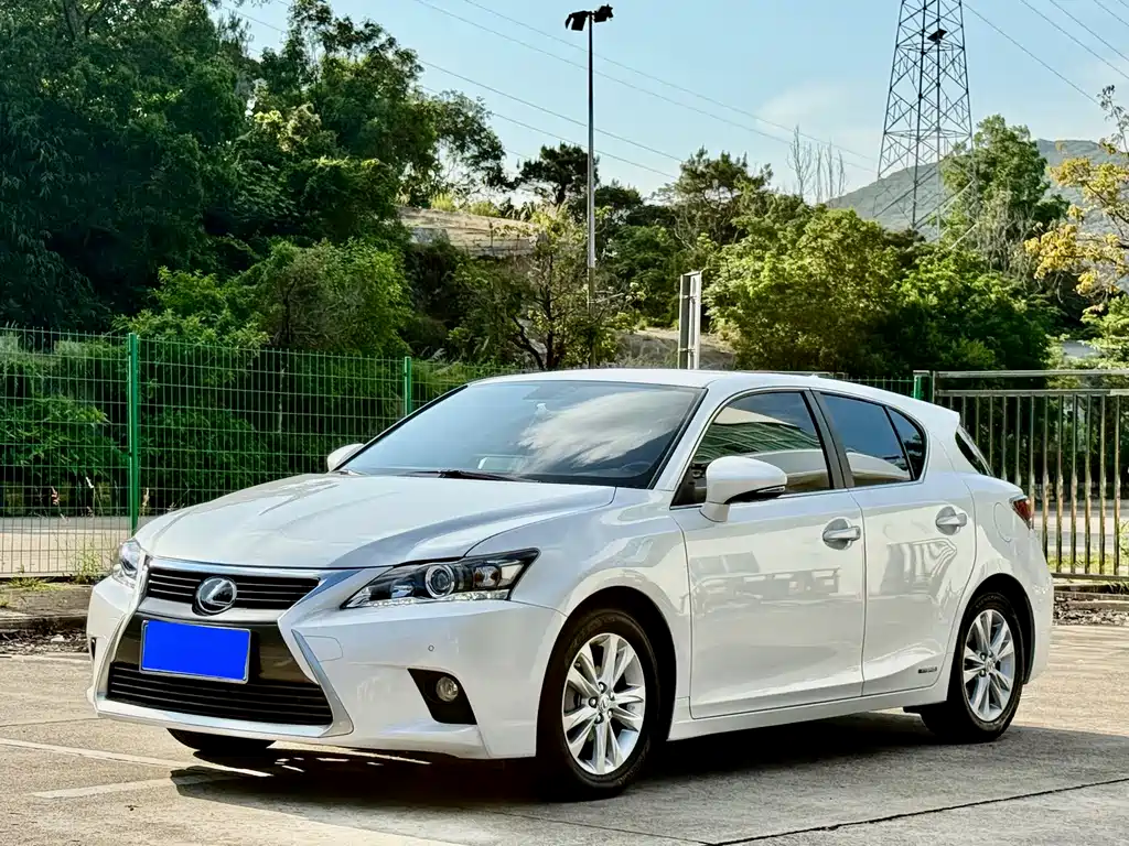 Lexus CT 2017 — фото 1