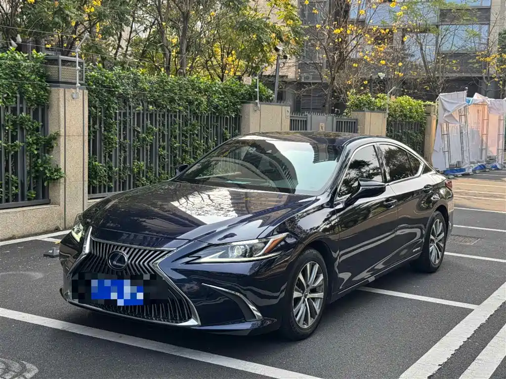 Lexus ES 2019 — фото 1