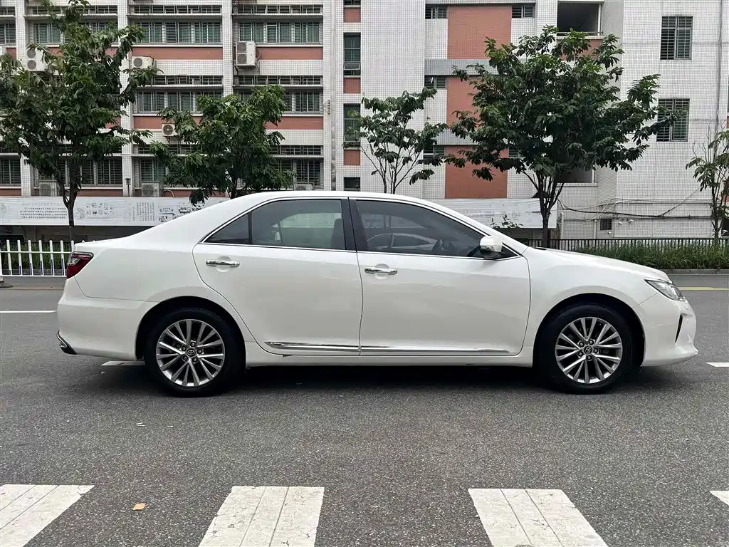 Toyota Camry 2017 — фото 7