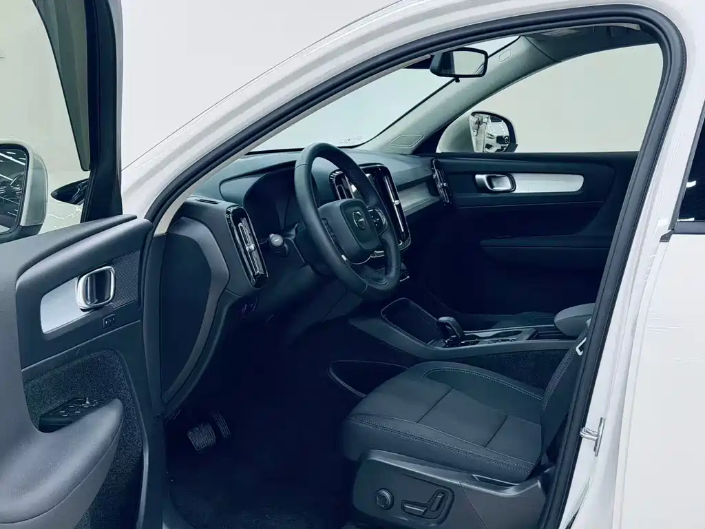 Volvo XC40 2022 — фото 9