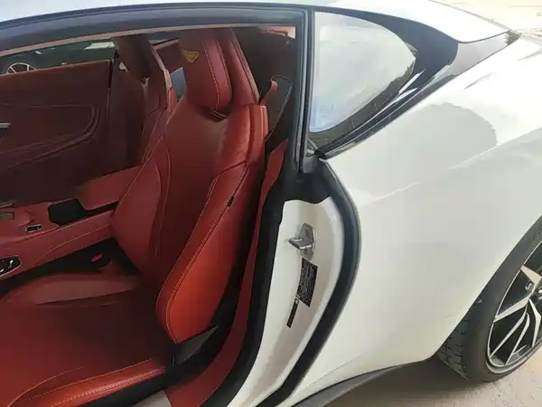 Aston Martin DB11 2022
