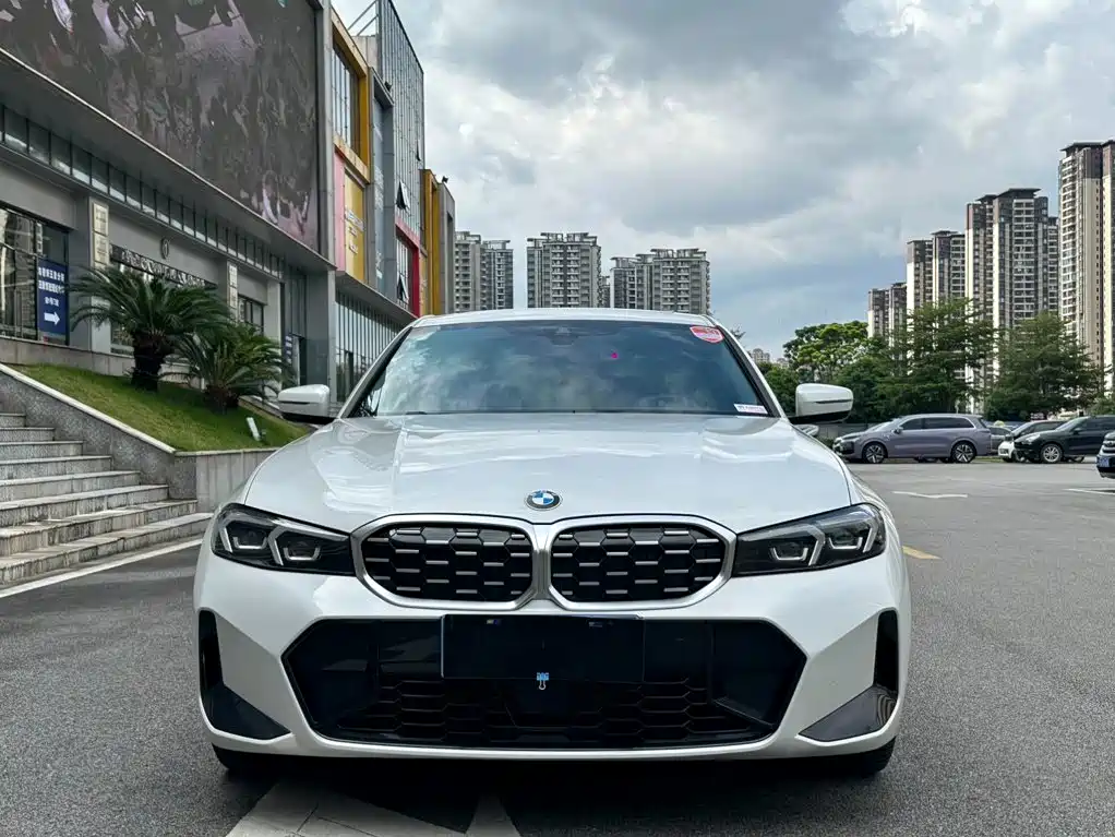 BMW 3 Series 2025 — фото 1