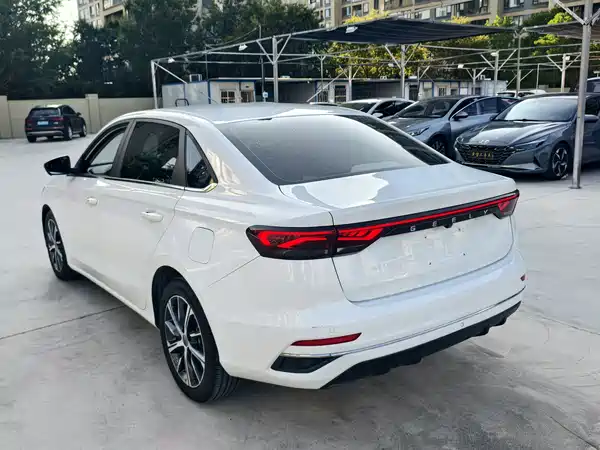 Geely Emgrand 2022