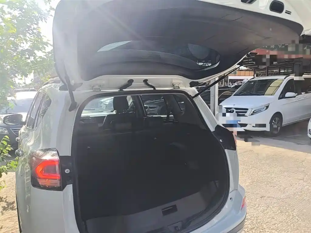 Toyota RAV4 2019 — фото 19
