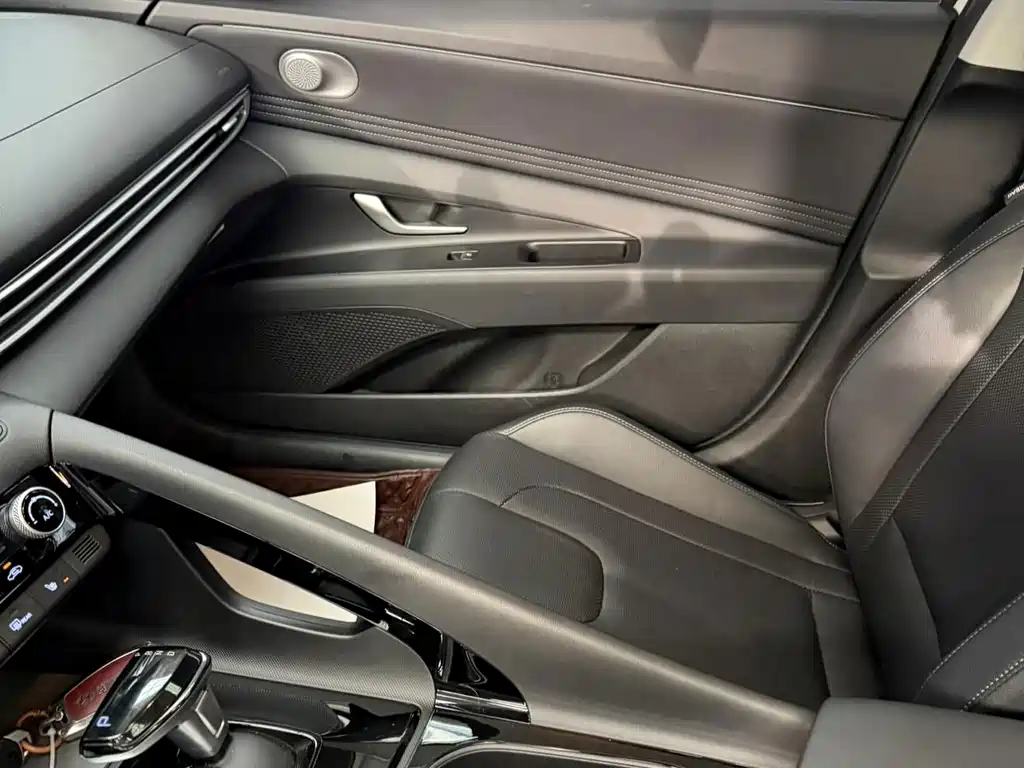 Hyundai Elantra 2023 — фото 11