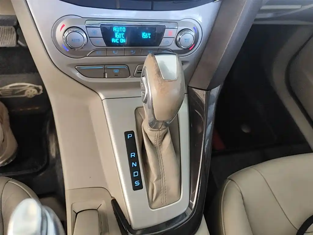 Ford Focus 2014 — фото 14