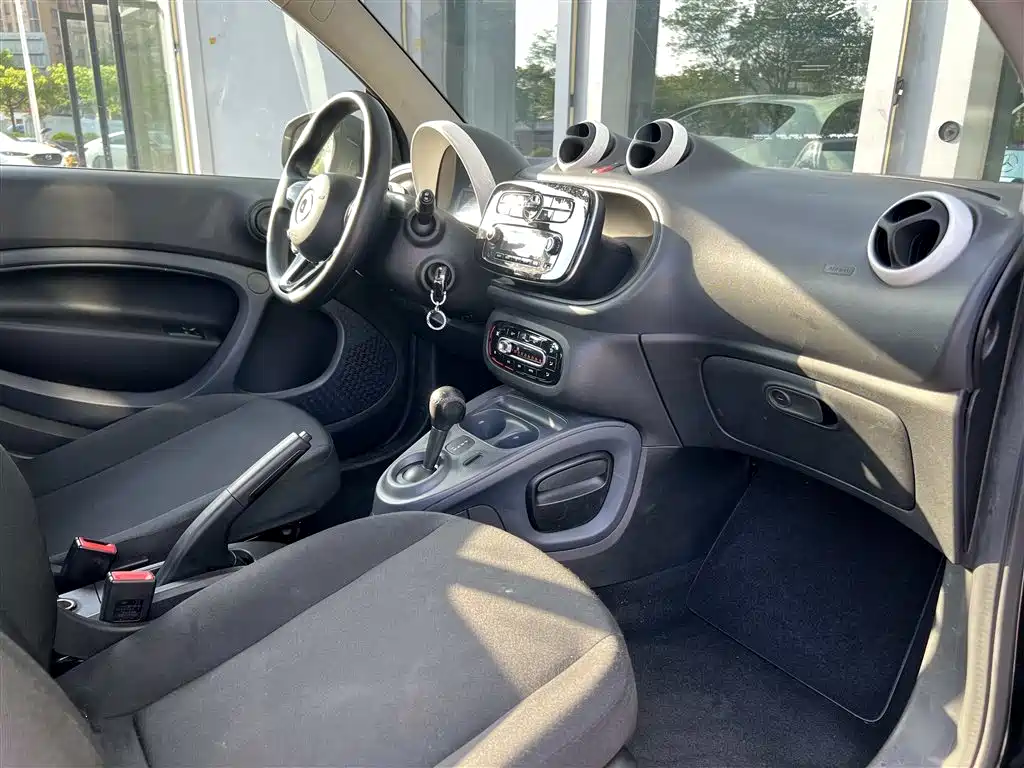 smart Fortwo 2017 — фото 17