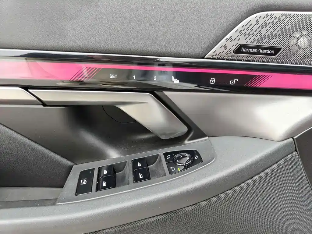 BMW 5 Series 2025 — фото 14