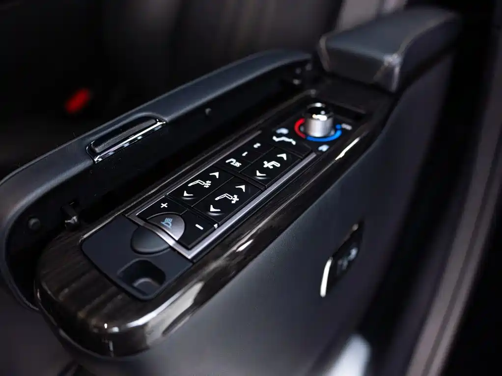Lexus LM 2023 — фото 13