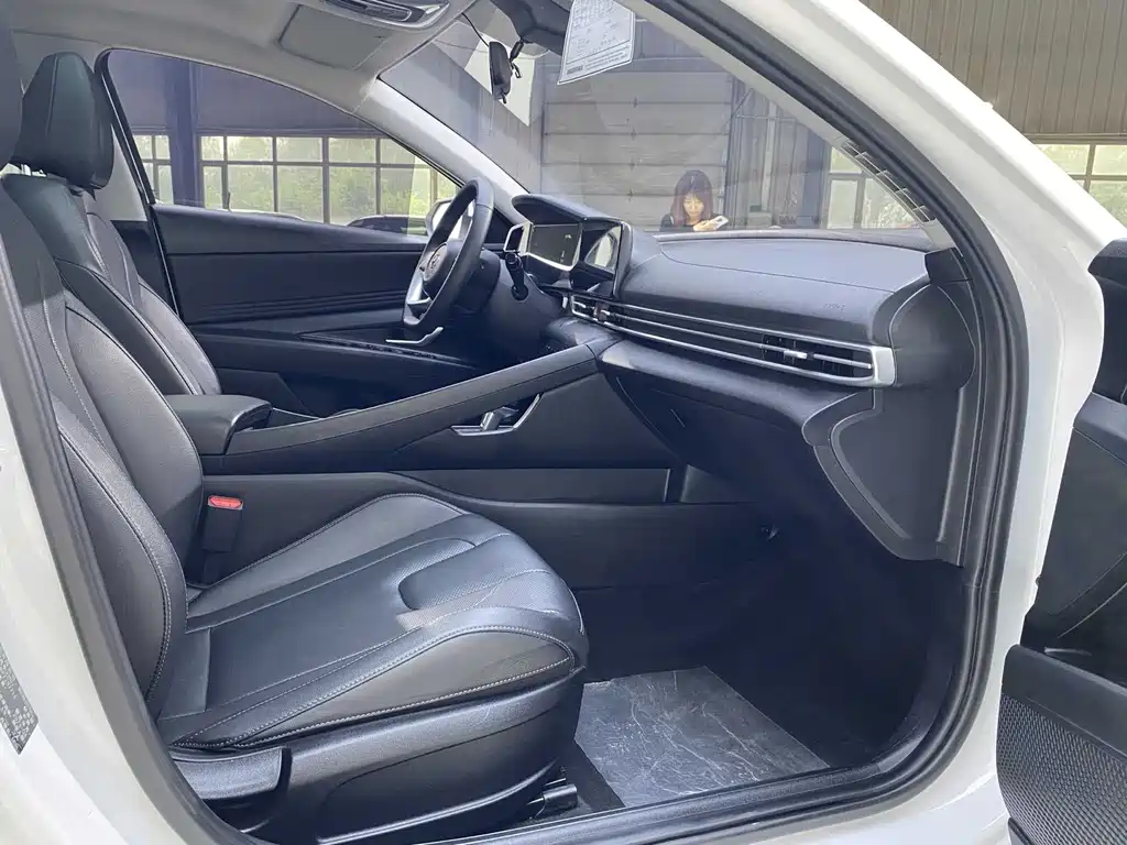 Hyundai Elantra 2023 — фото 23
