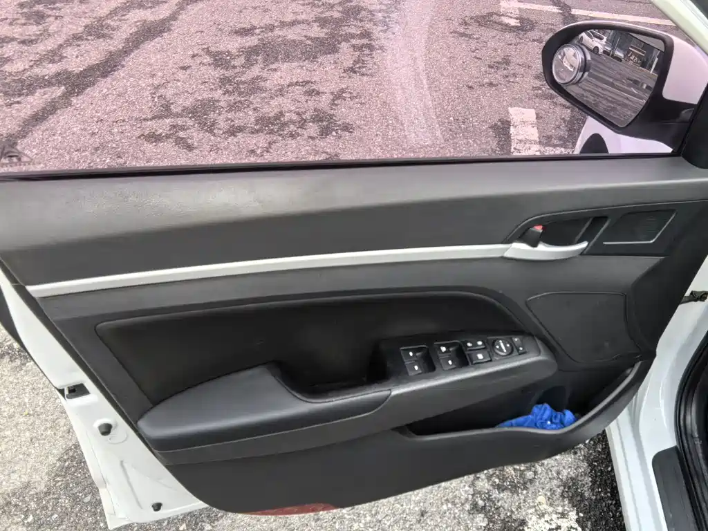Hyundai Elantra 2019 — фото 18