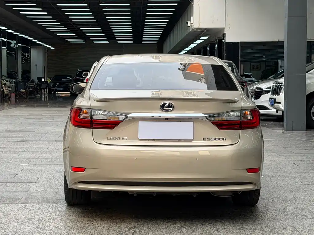 Lexus ES 2016 — фото 14