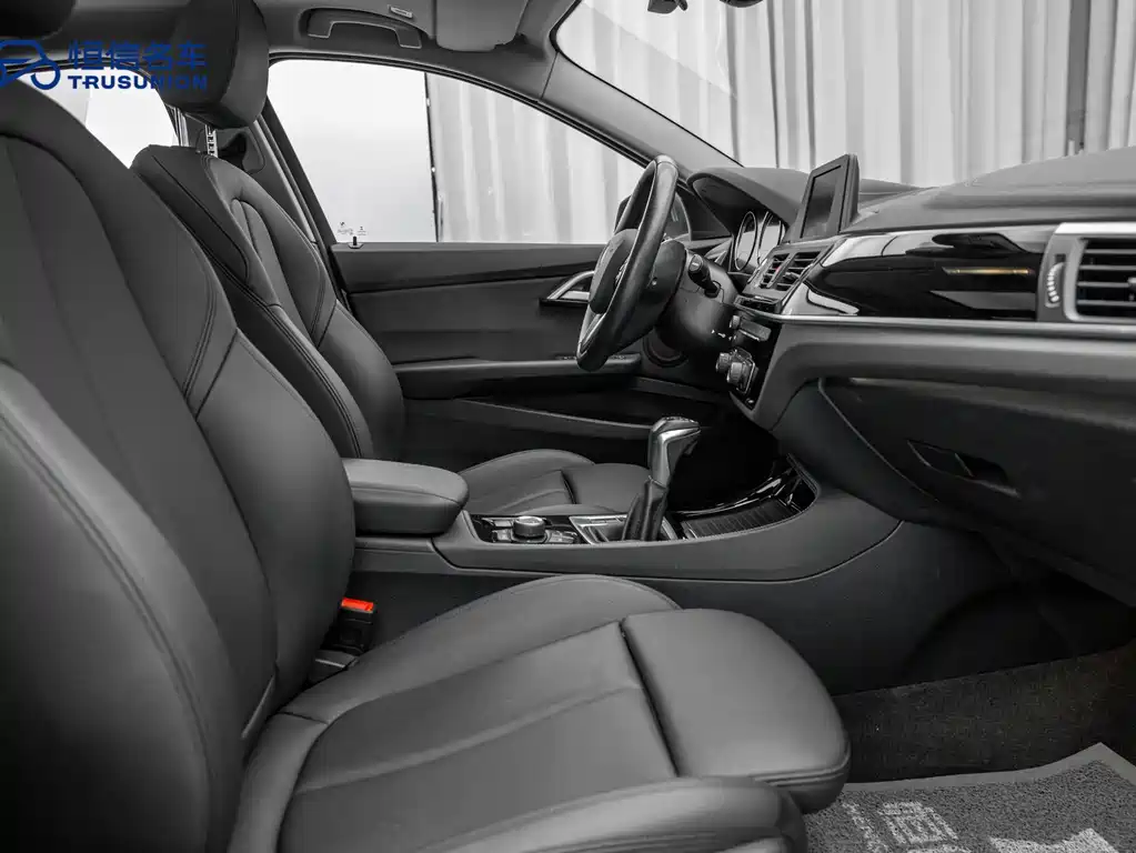 BMW 1 Series 2019 — фото 14