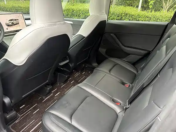 Tesla Model Y 2025