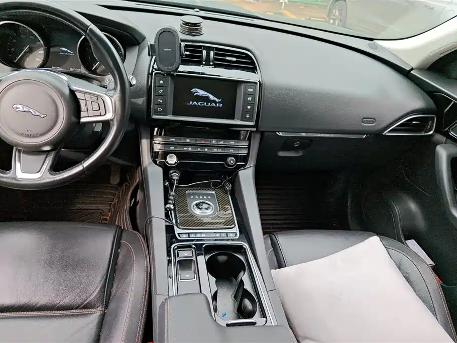 Jaguar F-PACE 2017 — фото 16