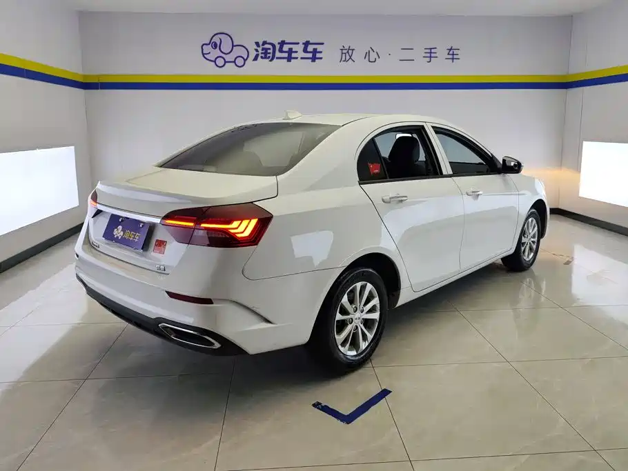 Geely Emgrand 2022