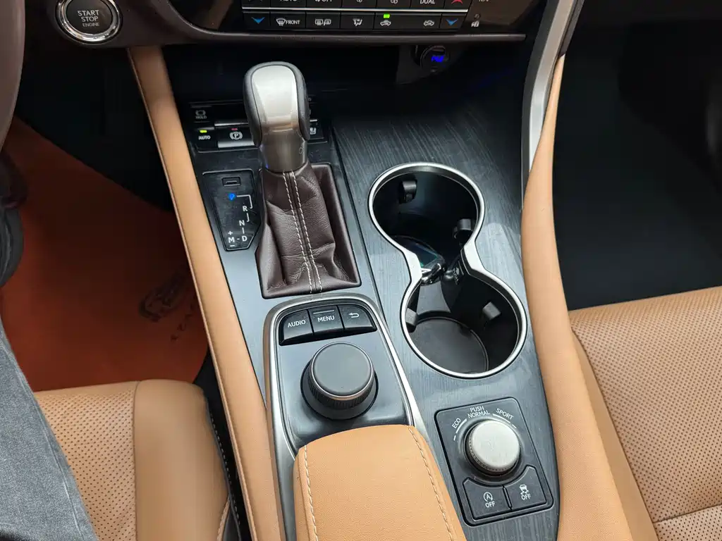Lexus RX 2018 — фото 15