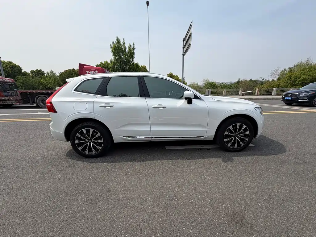 Volvo XC60 2023 — фото 8