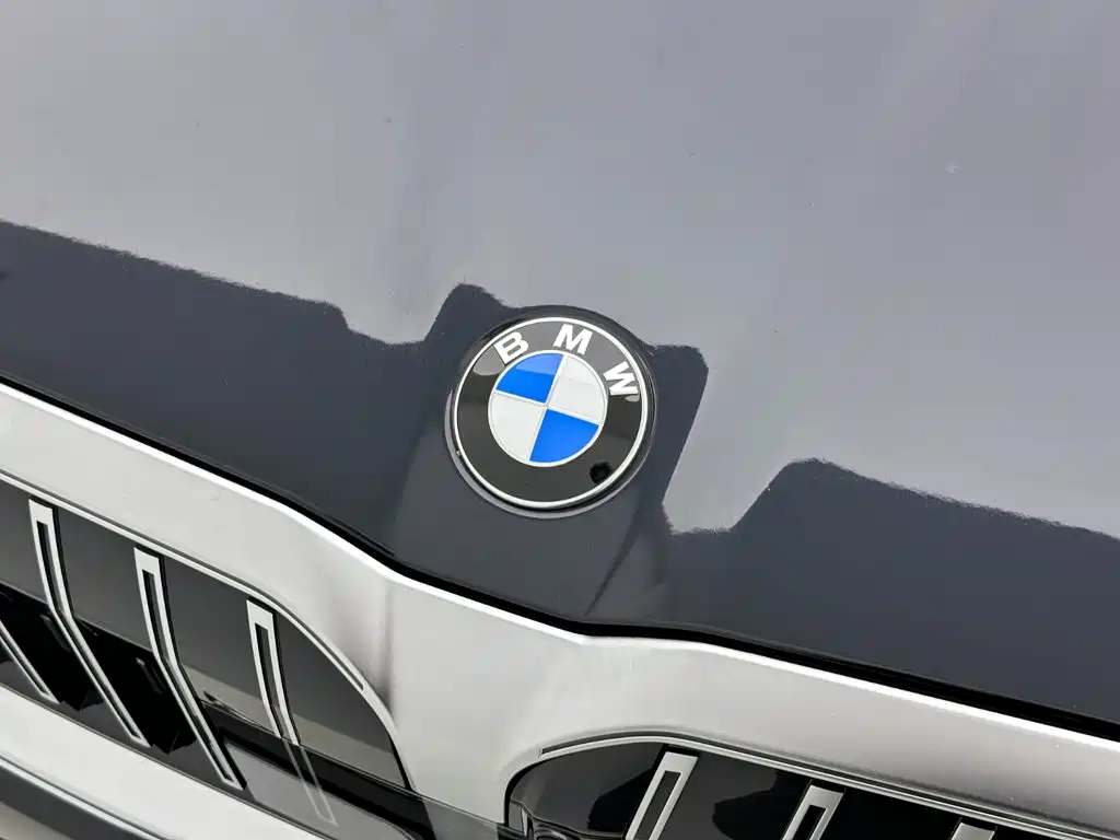 BMW 5 Series 2025 — фото 11