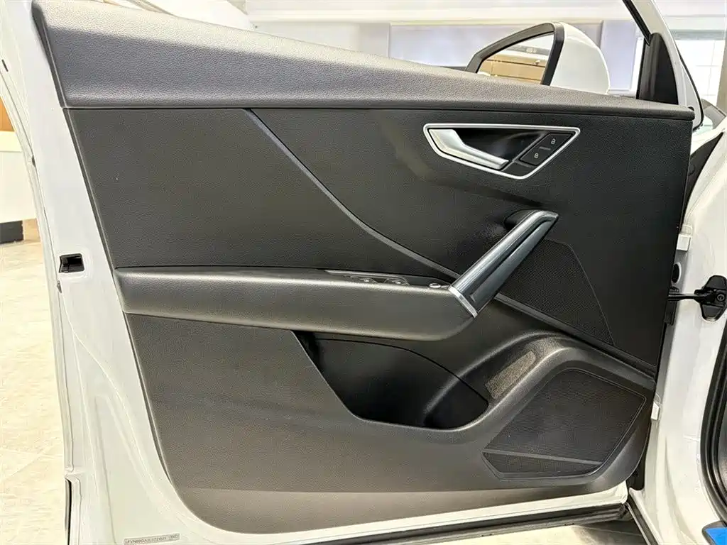 Audi Q2L E-Tron 2021 — фото 14