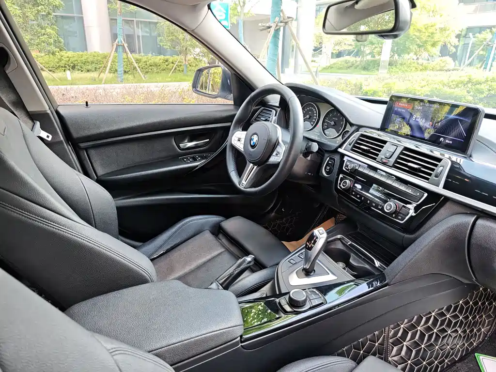 BMW 3 Series 2018 — фото 11