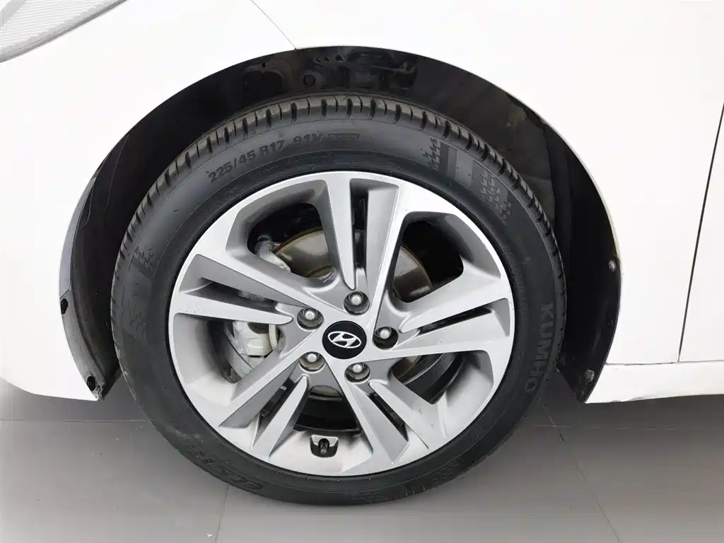 Hyundai Elantra 2018 — фото 17