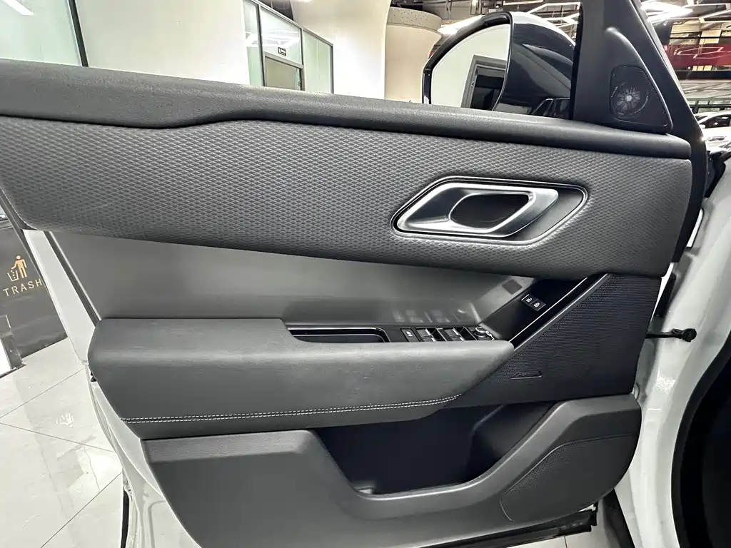 Land Rover Velar 2023 — фото 10