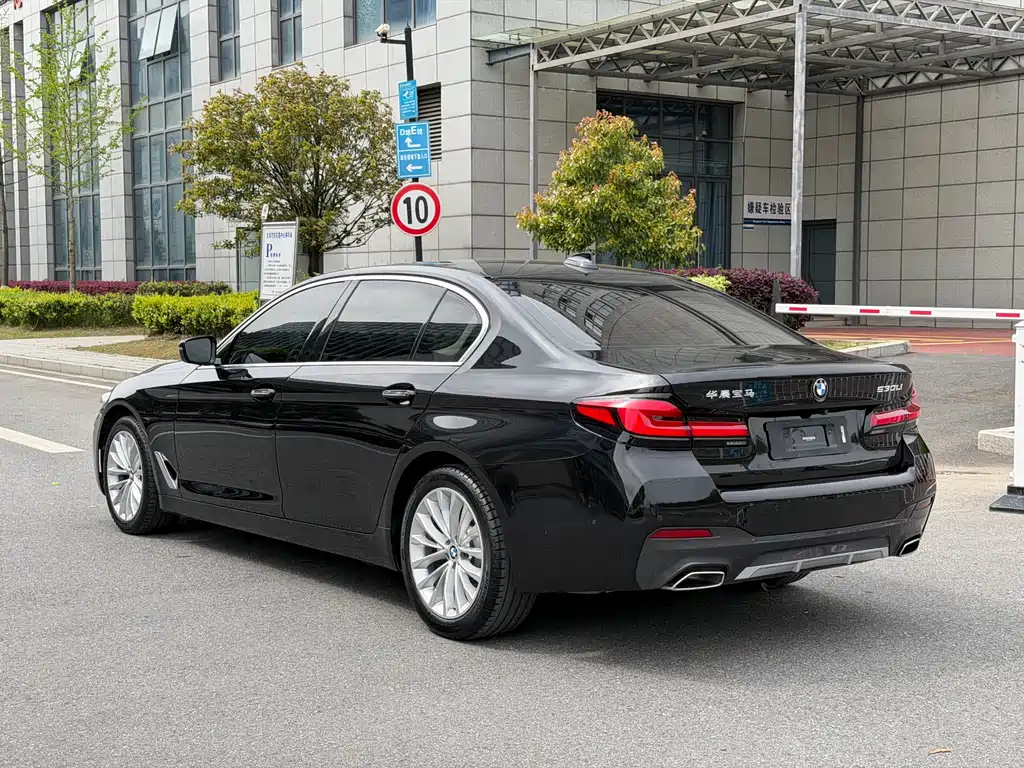 BMW 5 Series 2018 — фото 7