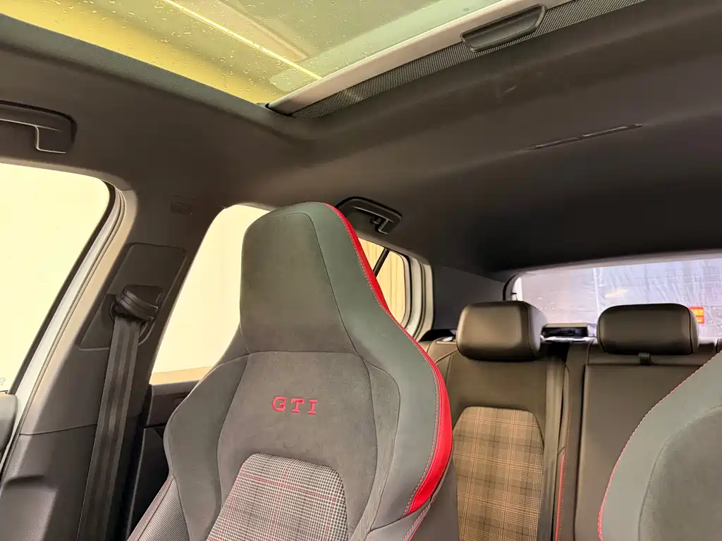Volkswagen Golf GTI 2021 — фото 23