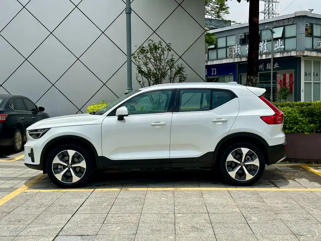 Volvo XC40 2024 — фото 3