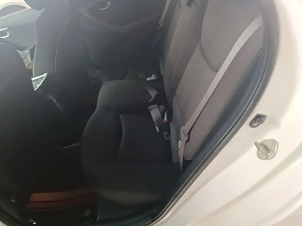 Hyundai Elantra 2016 — фото 17