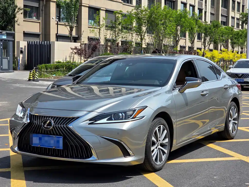 Lexus ES 2021