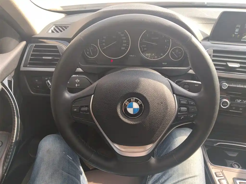 BMW 3 Series 2018 — фото 11
